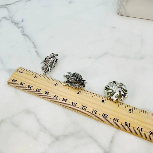 Vintage Clip On Earrings 2 Pair Silver Tone Swirl Flowers & Intricate Le… - Picture 9 of 10